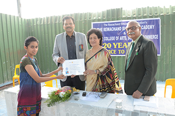 Dr Deepak  Shikarpur, Lila Poonawalla and Dr.Laxmikant Bhojwani felicitating the student