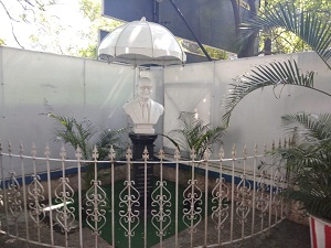Dr. Bhojwani Statue Dr. Bhojwani Statue