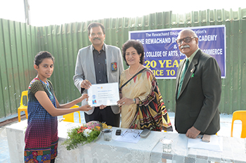 Dr Deepak Shikarpur, Lila Poonawalla and Dr.Laxmikant Bhojwani felicitating the student Dr Deepak Shikarpur, Lila Poonawalla and Dr.Laxmikant Bhojwani felicitating the student